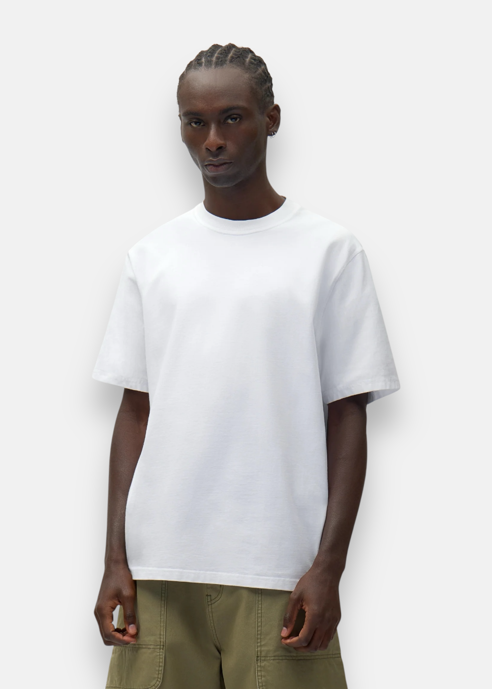 Vue de face d'un homme portant le t-shirt blanc Arte uni à col rond et coupe décontractée.