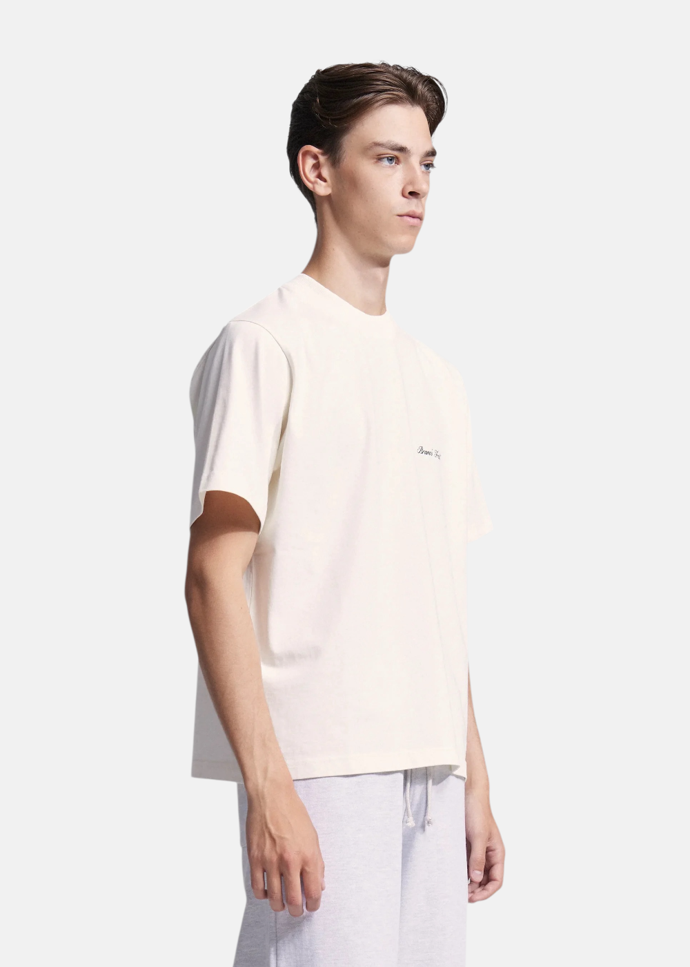 T-shirt homme blanc Bram's Fruit en coton, coupe décontractée, porté de profil par un mannequin.