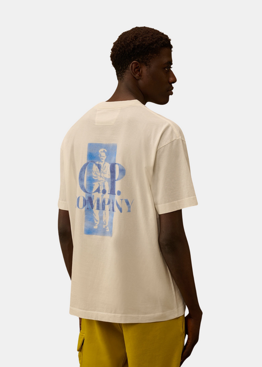 Mannequin de dos portant le t-shirt blanc avec grand imprimé graphique British Sailor bleu