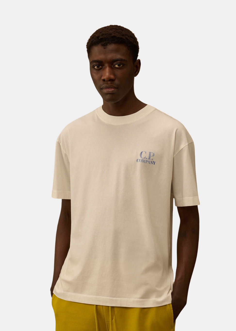 Mannequin de face portant le t-shirt blanc C.P. Company avec logo poitrine bleu