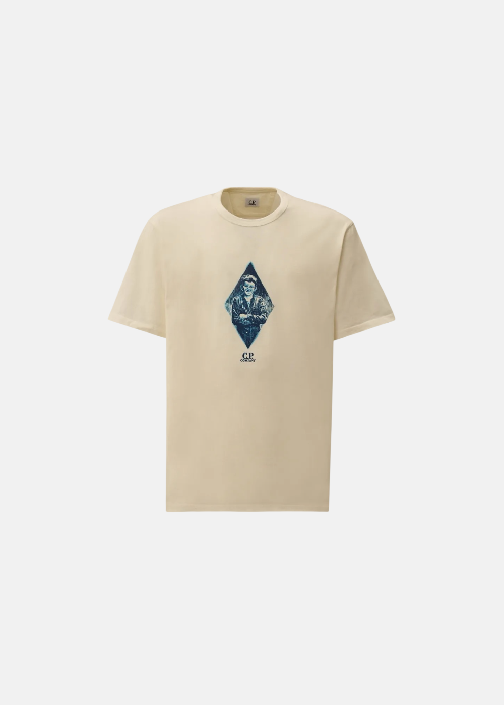 T-shirt homme blanc C.P. Company avec logo graphique bleu en forme de losange sur la poitrine.