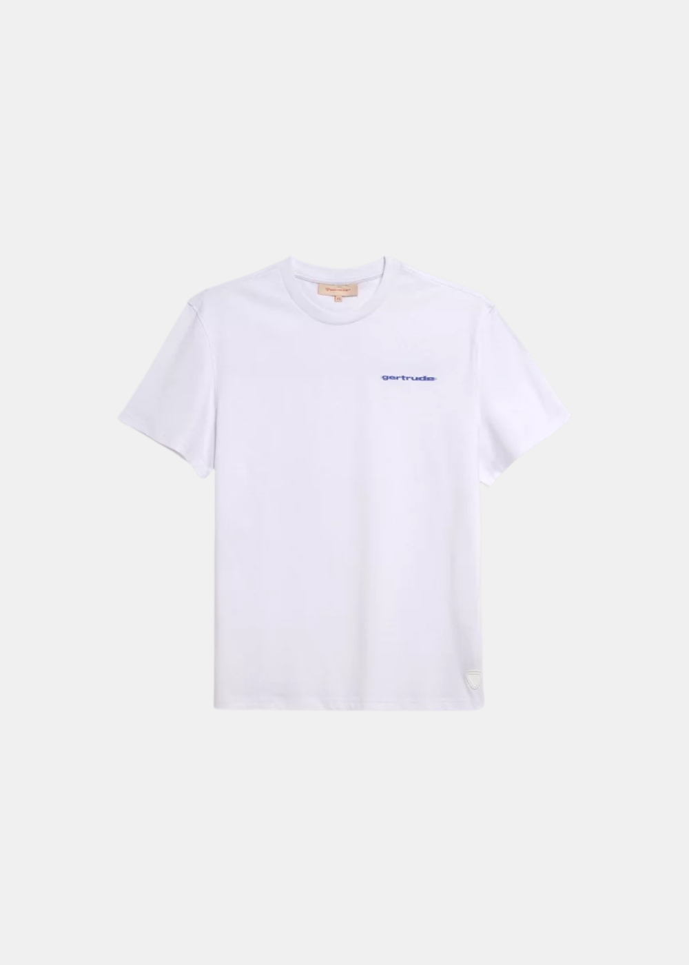 T-shirt blanc à manches courtes posé à plat, vue de face, avec le logo Gertrude imprimé en bleu sur la poitrine gauche.