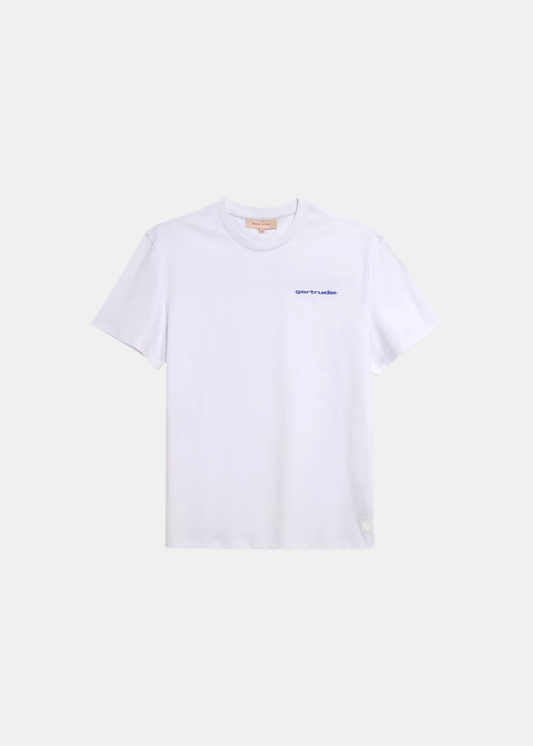 T-shirt blanc à manches courtes posé à plat, vue de face, avec le logo Gertrude imprimé en bleu sur la poitrine gauche.