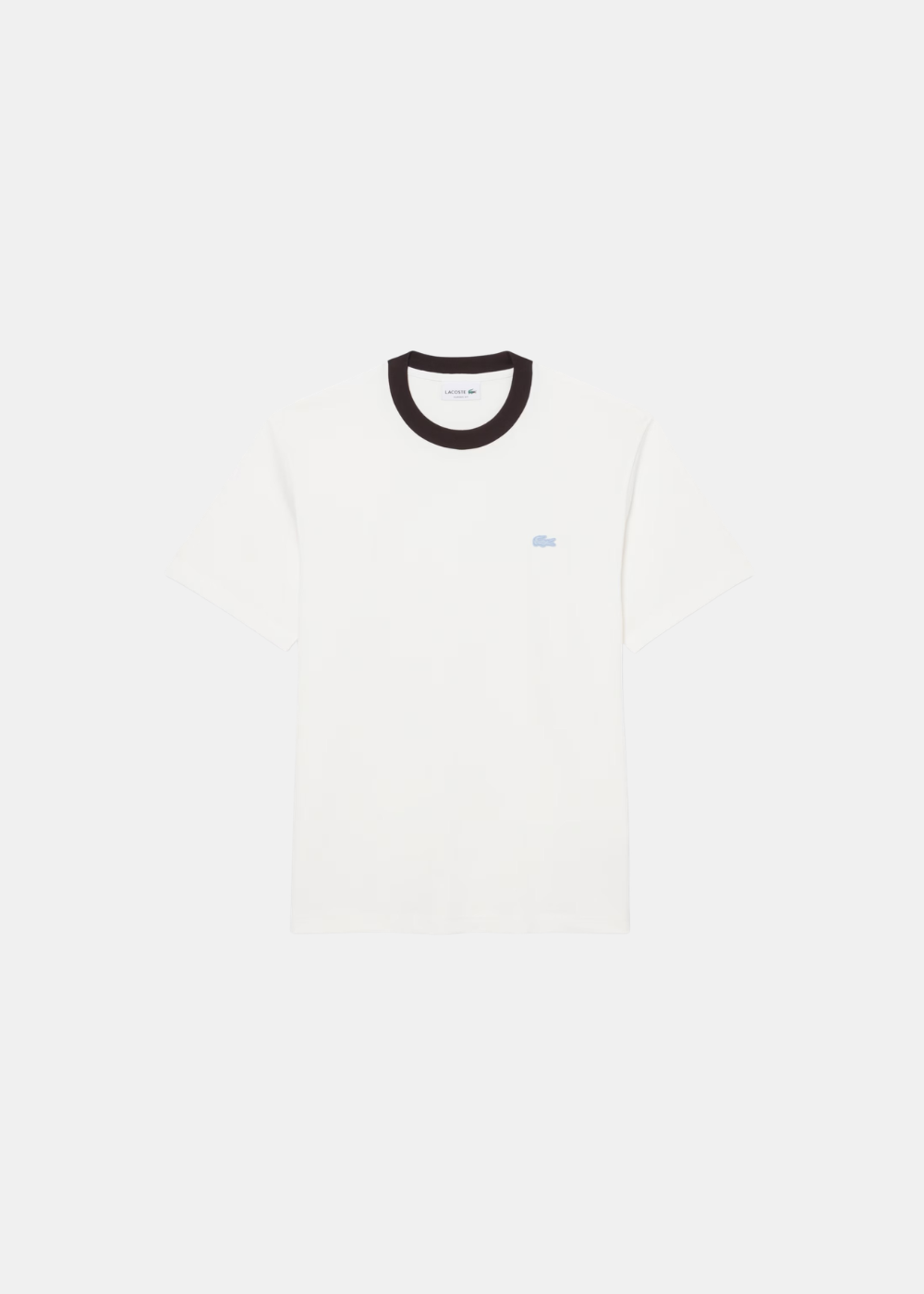 T-shirt Lacoste blanc à col rond noir contrasté, avec un petit crocodile bleu ciel brodé sur la poitrine. Vue de face à plat.
