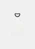 T-shirt Lacoste blanc à col rond noir contrasté, avec un petit crocodile bleu ciel brodé sur la poitrine. Vue de face à plat.