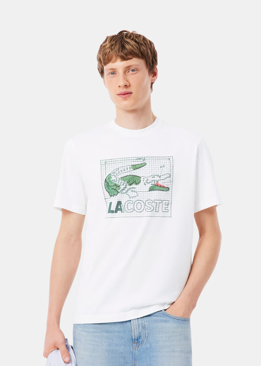 T-shirt pour homme blanc Lacoste avec imprimé graphique crocodile tennis, porté de face par un mannequin
