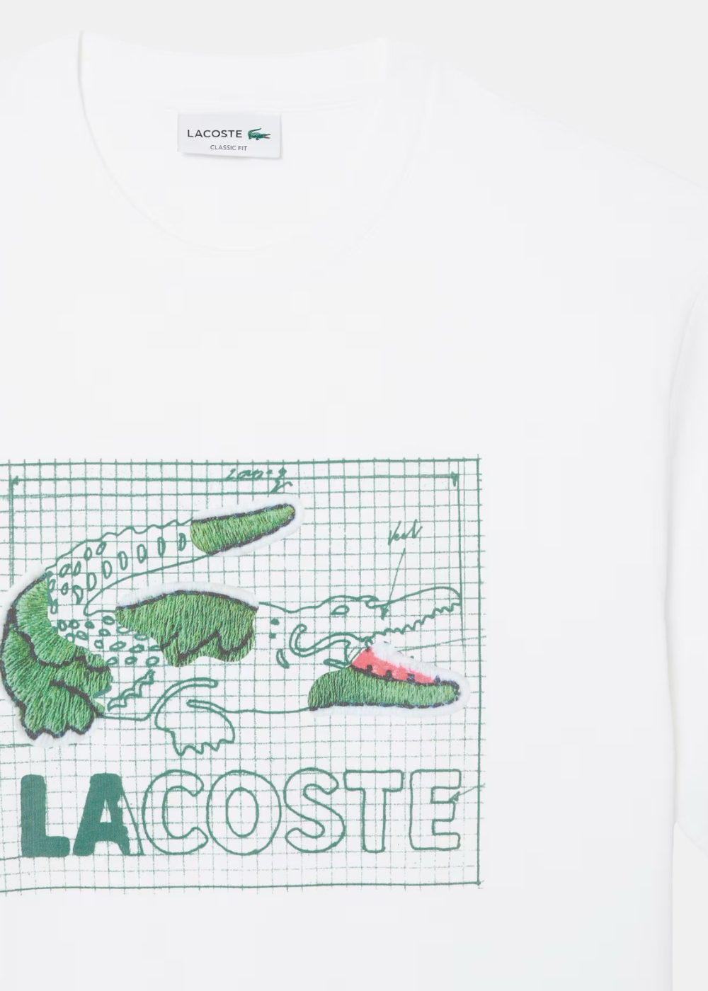 Zoom sur les détails de l'imprimé crocodile brodé et le col avec étiquette Lacoste Classic Fit