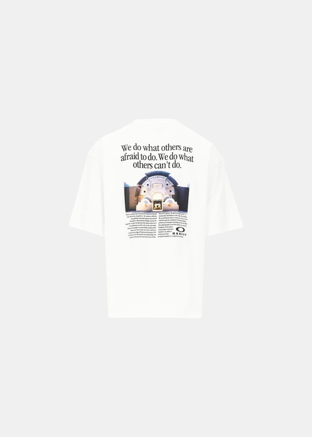 Packshot de dos d'un t-shirt blanc Oakley avec grand visuel imprimé et slogan « We do what others are afraid to do » sur le haut du dos.