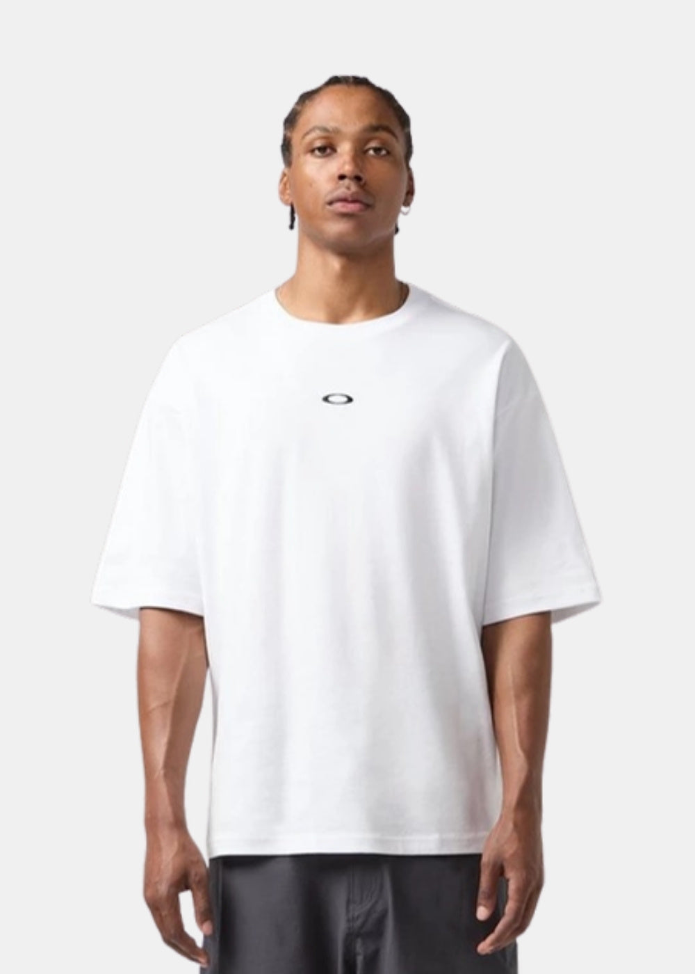 Porté de face d'un t-shirt blanc Oakley à col rond bord-côte avec petit logo discret sur la poitrine et manches mi-longues.