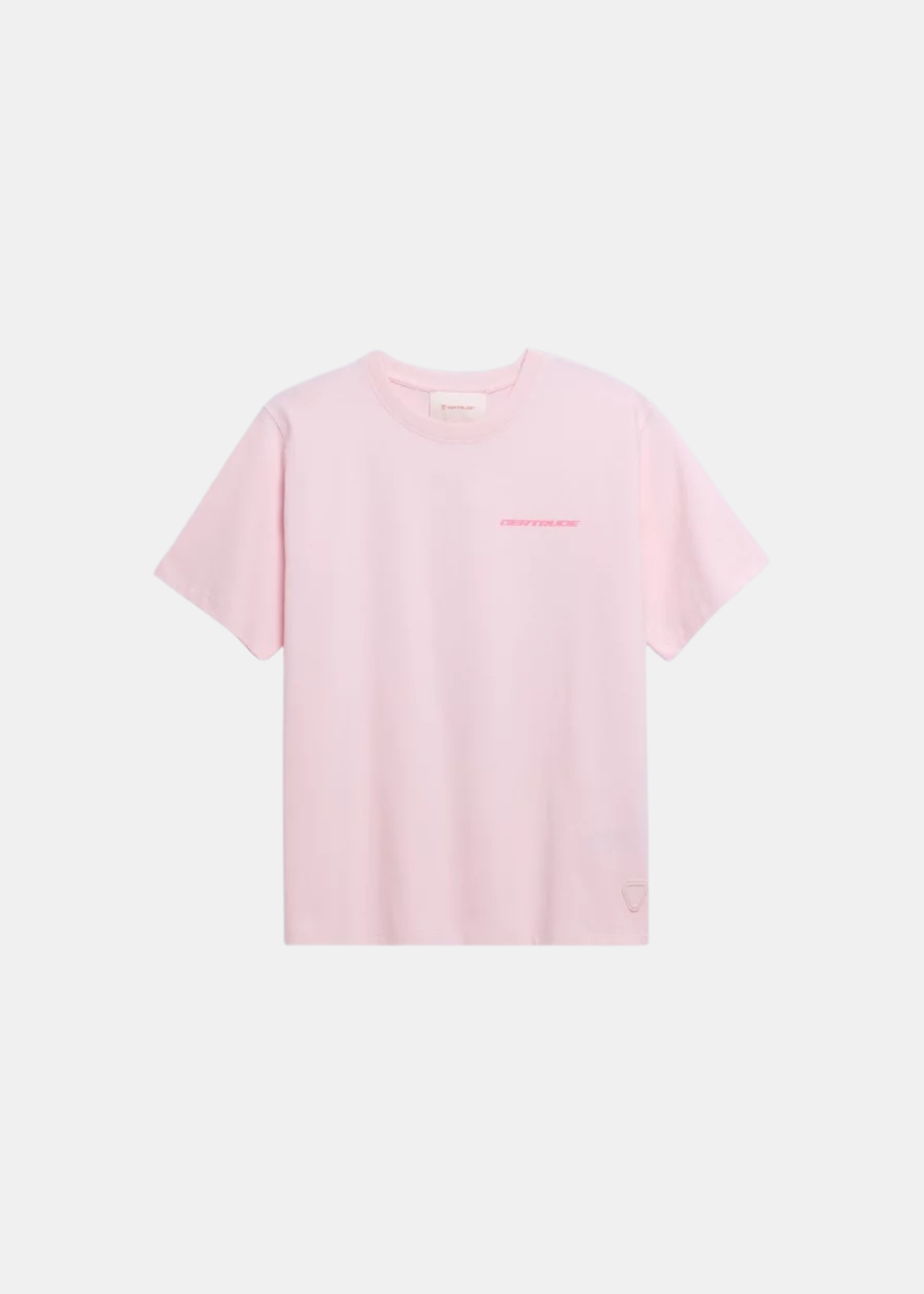 Packshot de face du t-shirt blanc Gertrude Leonce avec petit logo textuel rose sur la poitrine