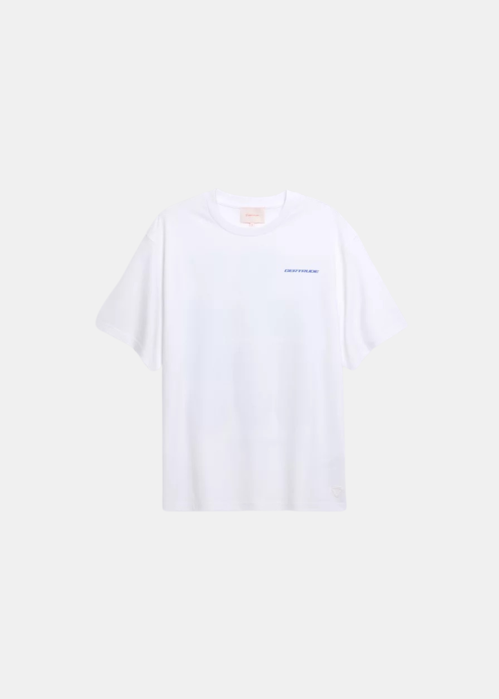 Packshot de face du t-shirt blanc Gertrude Leonce Geometry avec logo textuel bleu saphir sur le buste
