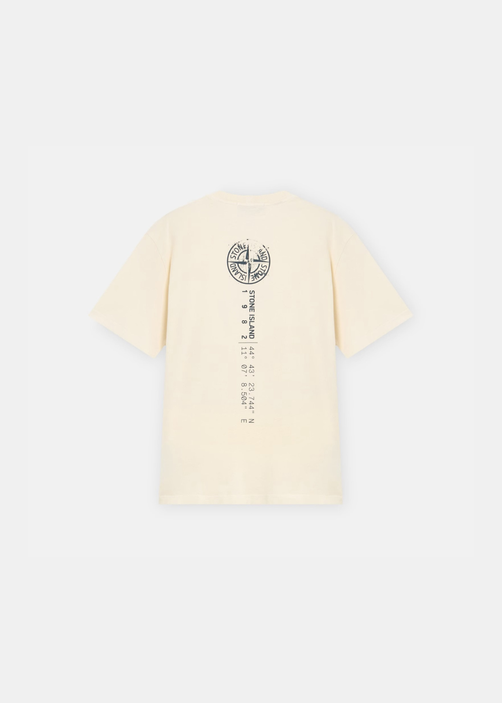 T-shirt blanc écru à manches courtes posé à plat, vue de dos, présentant le logo imprimé noir au-dessus de coordonnées verticales.