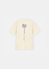 T-shirt blanc écru à manches courtes posé à plat, vue de dos, présentant le logo imprimé noir au-dessus de coordonnées verticales.