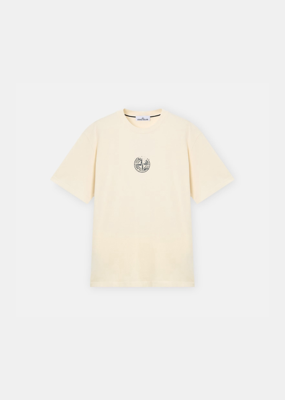 T-shirt blanc écru à manches courtes posé à plat, vue de face, avec le logo boussole Stone Island imprimé en noir au centre du torse.