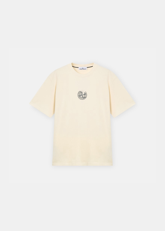 T-shirt blanc écru à manches courtes posé à plat, vue de face, avec le logo boussole Stone Island imprimé en noir au centre du torse.