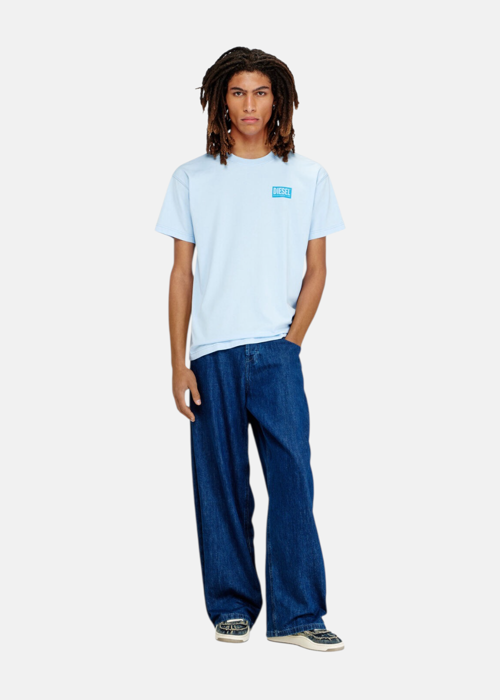 Look complet composé du t-shirt bleu azur Diesel, d'un jean large bleu foncé et de baskets montantes.