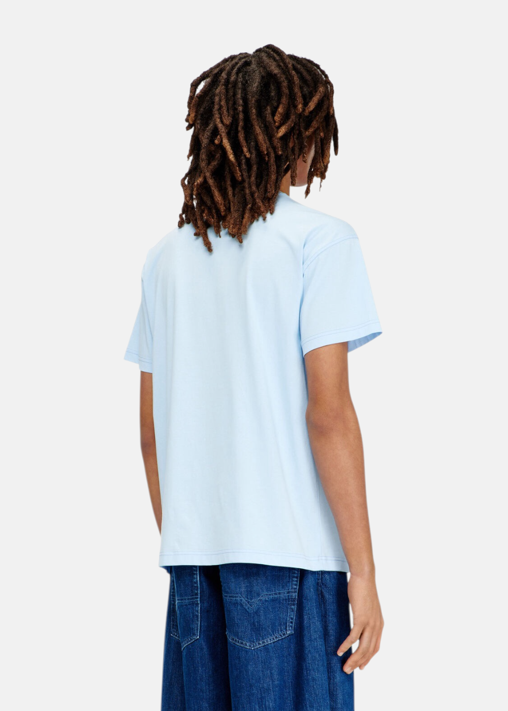 Vue de dos du t-shirt bleu azur Diesel porté, montrant la coupe droite et les coutures aux épaules.