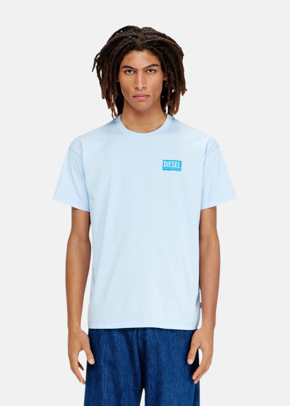 T-shirt bleu azur Diesel T-Norm-V13 porté de face avec un focus sur le haut du buste et le col rond.