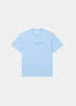 T-shirt Lacoste bleu ciel avec logo Lacoste Paris effet tampon sur la poitrine. Vue de face à plat sur fond gris clair.