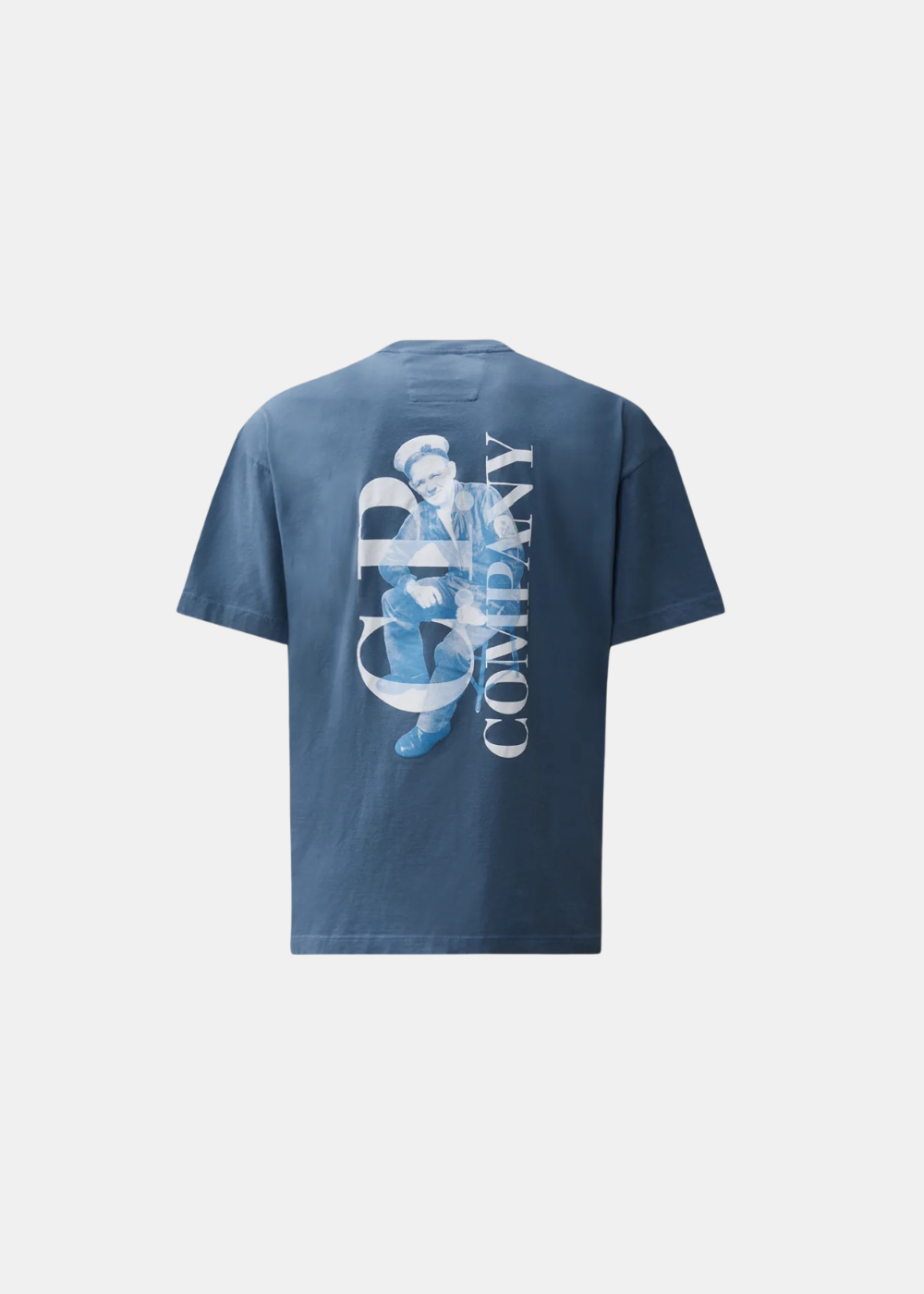 T-shirt en jersey de coton bleu CP Company vu de dos avec un grand graphisme blanc représentant le marin British Sailor