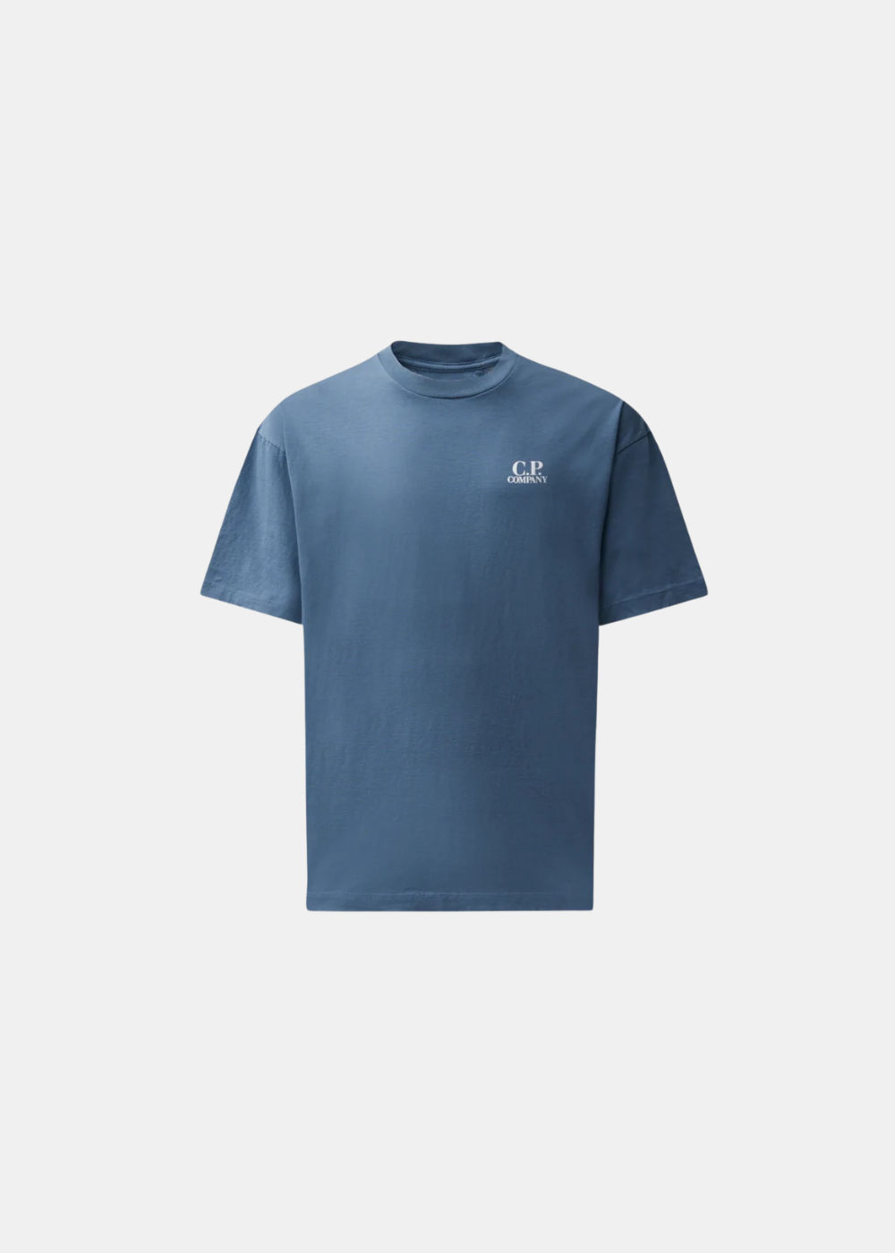 T-shirt en jersey de coton bleu CP Company vu de face avec un petit logo blanc imprimé sur le côté gauche de la poitrine