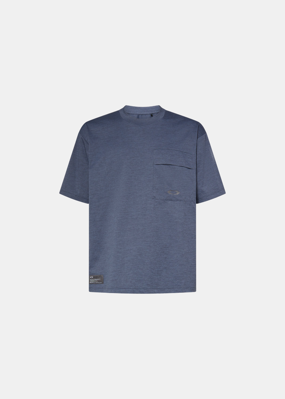 T-shirt bleu chiné Oakley à manches courtes avec poche poitrine et étiquette logo en bas à gauche, vue de face.