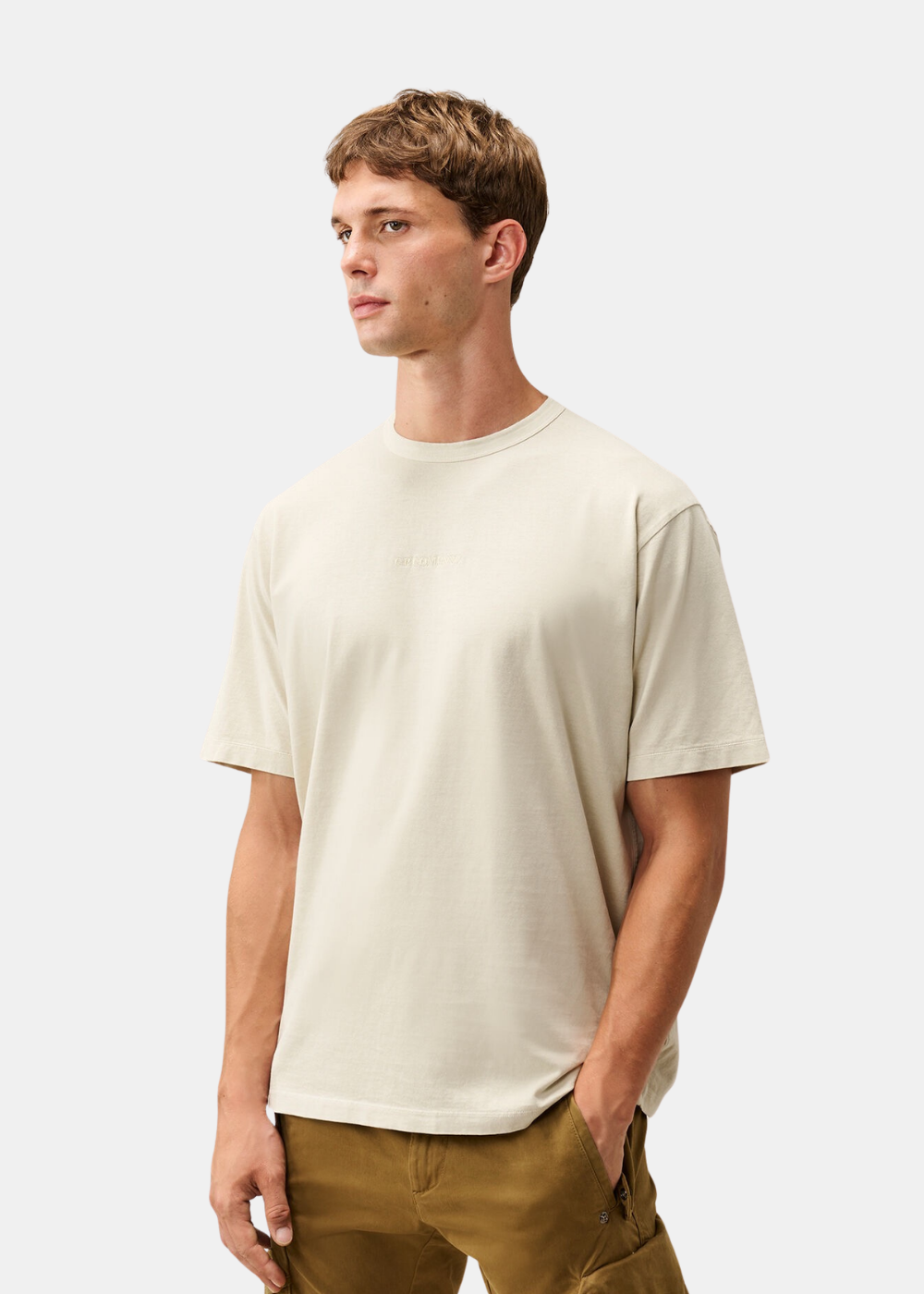 Vue de trois-quarts face portée du t-shirt Homme C.P. Company 1020 Jersey Old Dye beige