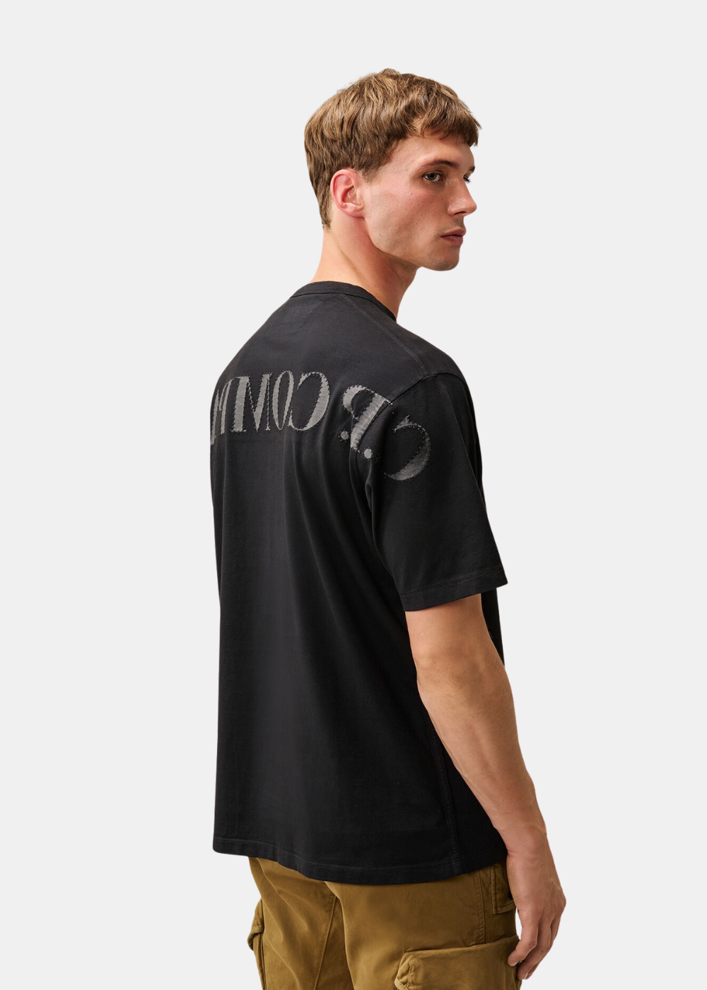 Vue de trois-quarts dos portée du t-shirt noir C.P. Company avec lettrage brodé aux épaules