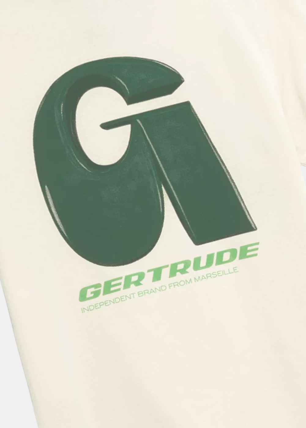 Zoom sur l'imprimé arrière du t-shirt Gertrude montrant la lettre G texturée verte et le lettrage de la marque