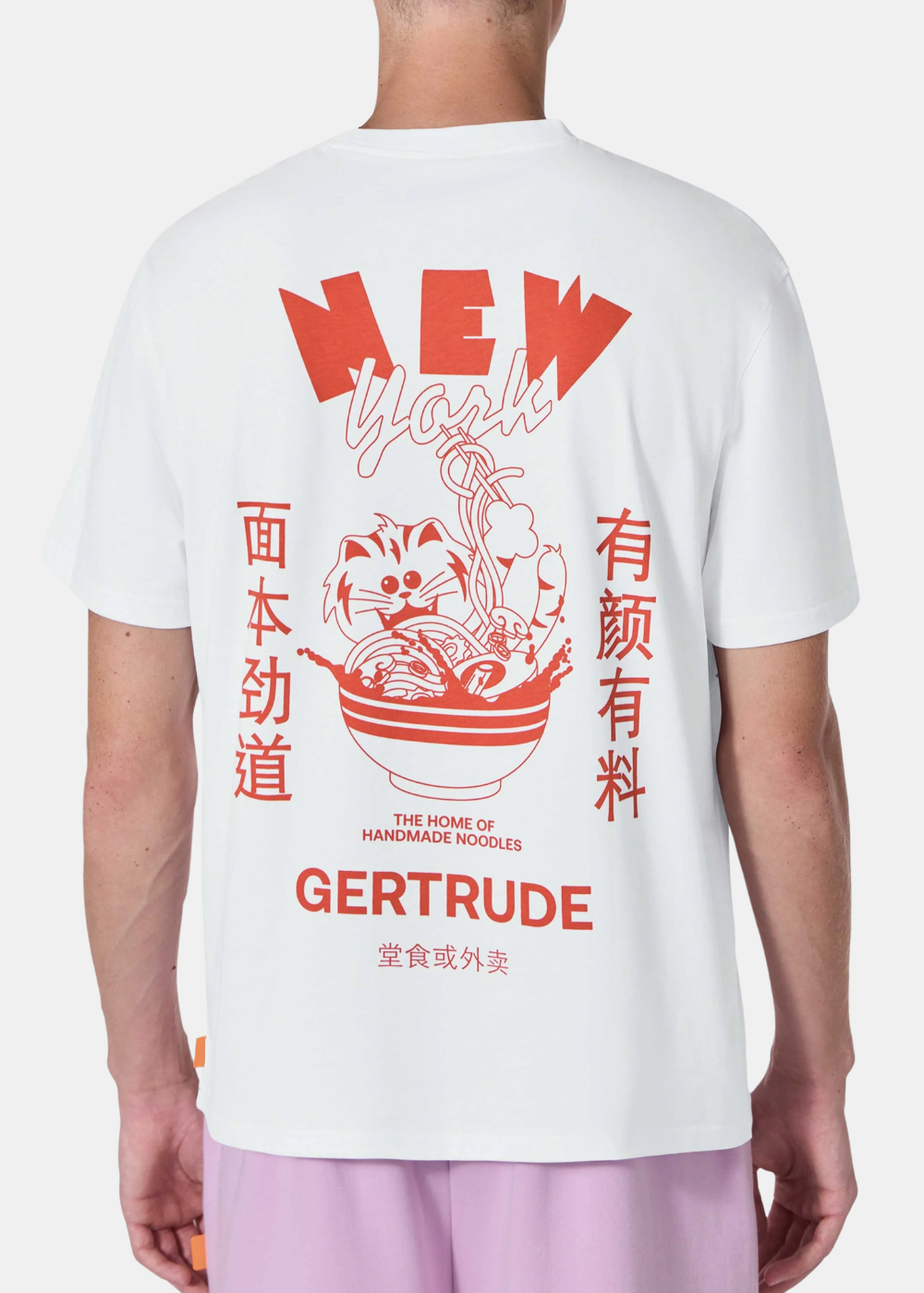 Vue de dos portée du t-shirt blanc Gertrude Leonny montrant l'illustration graphique ramen et chat