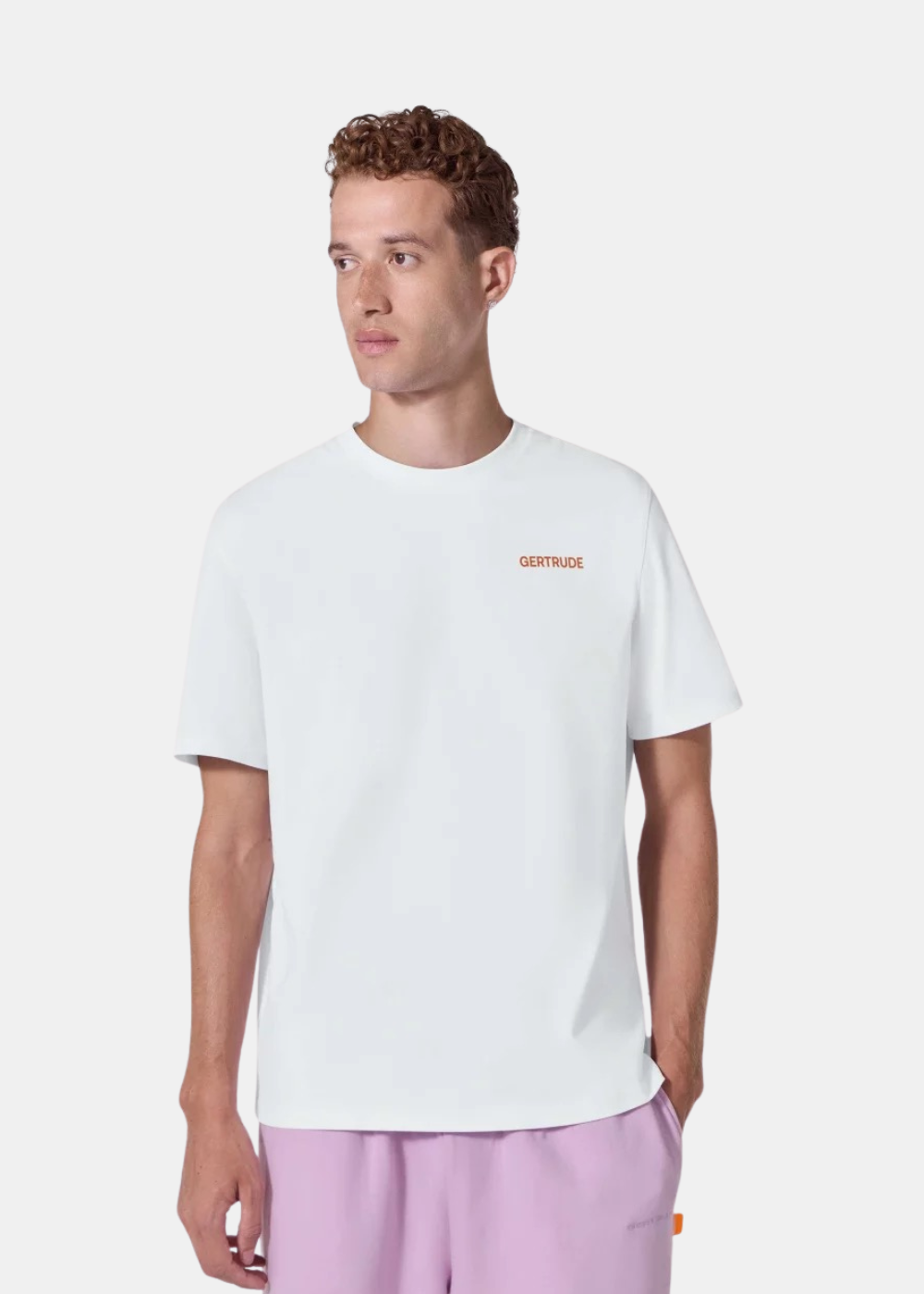 T-shirt blanc Homme Gertrude Leonny avec logo poitrine porté par un modèle