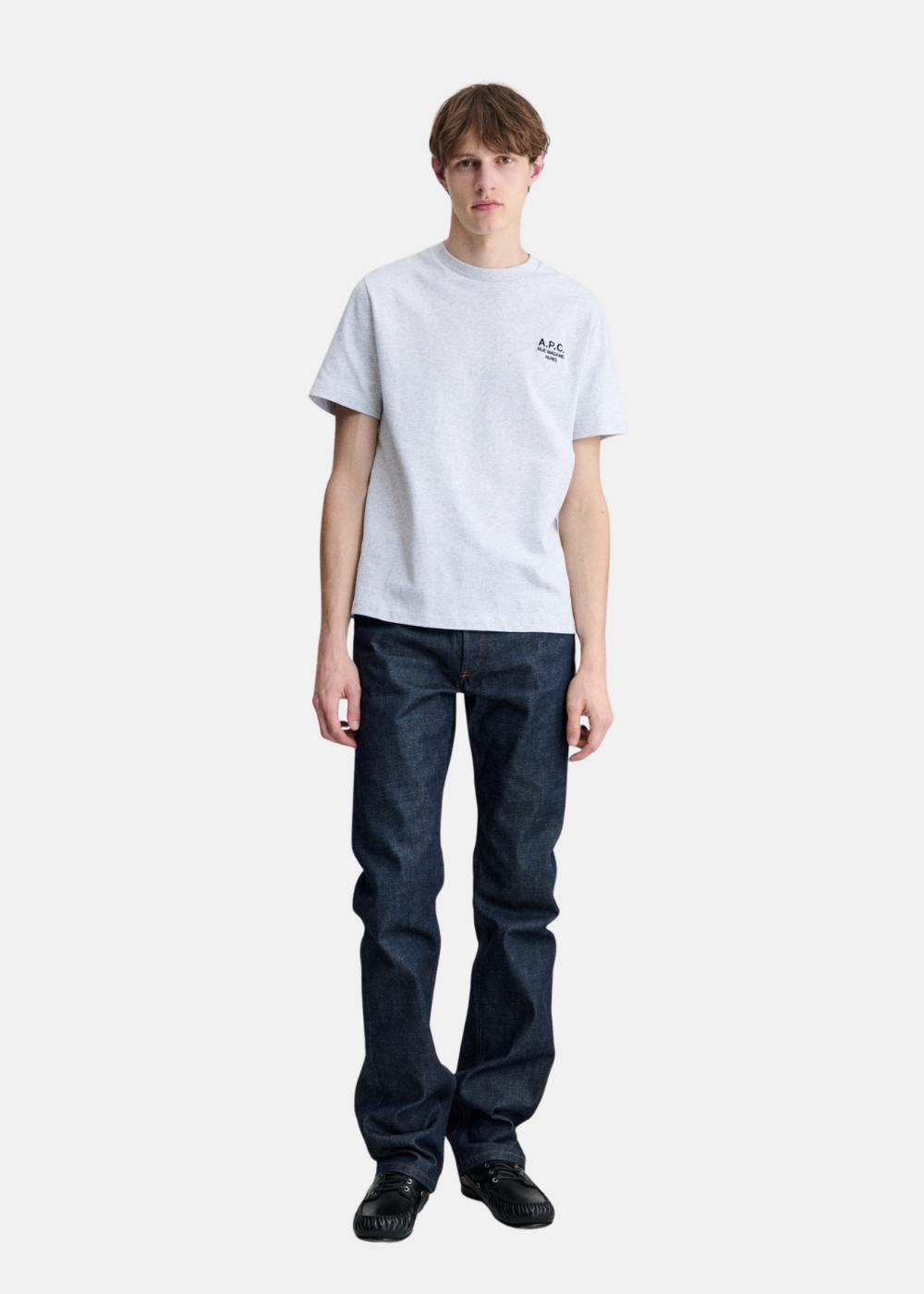 Look complet de face avec un mannequin portant le t-shirt gris APC, un jean brut et des chaussures noires