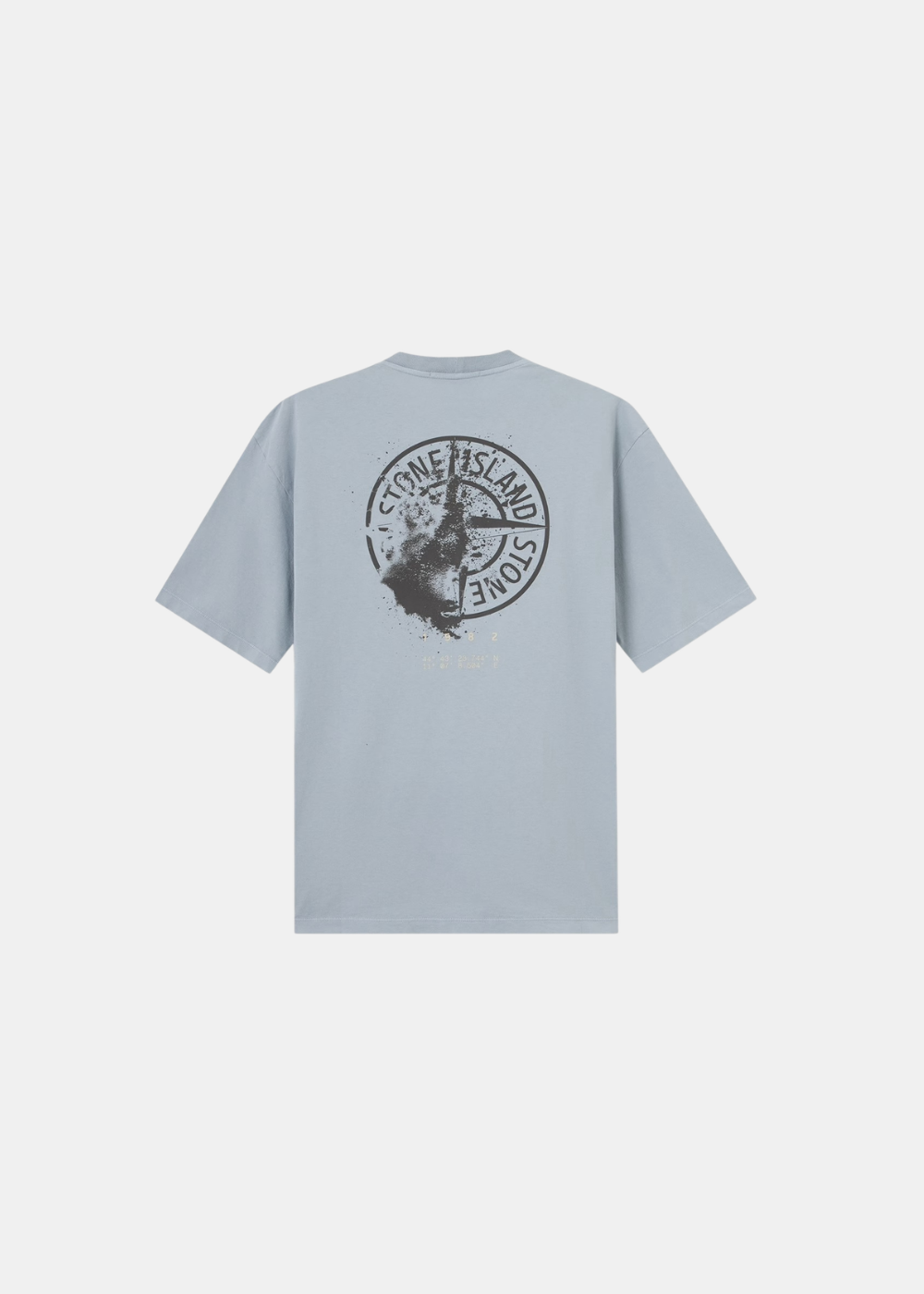 T-shirt gris cendré à manches courtes posé à plat, vue de dos (3_2.jpg), montrant un grand logo boussole gris foncé effet usé avec coordonnées beige clair.