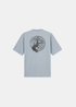 T-shirt gris cendré à manches courtes posé à plat, vue de dos (3_2.jpg), montrant un grand logo boussole gris foncé effet usé avec coordonnées beige clair.