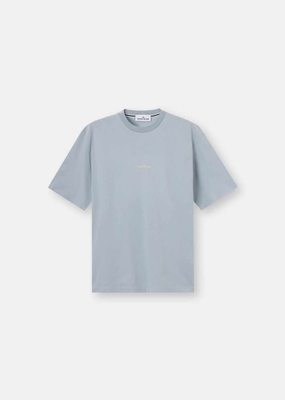 T-shirt gris cendré à manches courtes posé à plat, vue de face (4_6.png), avec un petit logo textuel Stone Island beige imprimé au centre de la poitrine.