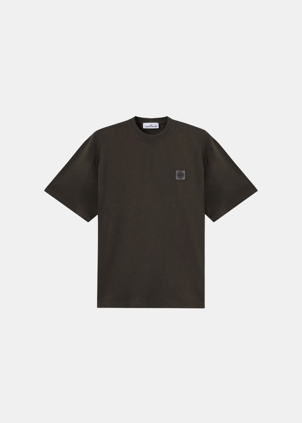 T-shirt gris charbon à manches courtes posé à plat, vue de face (5_2.png), arborant le petit patch boussole emblématique de Stone Island sur la poitrine gauche.