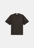 T-shirt gris charbon à manches courtes posé à plat, vue de face (5_2.png), arborant le petit patch boussole emblématique de Stone Island sur la poitrine gauche.