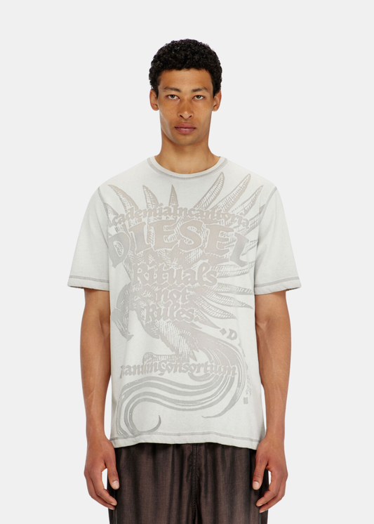 T-shirt gris clair Diesel à col rond porté de face, orné d'un grand motif phénix imprimé sur la poitrine.