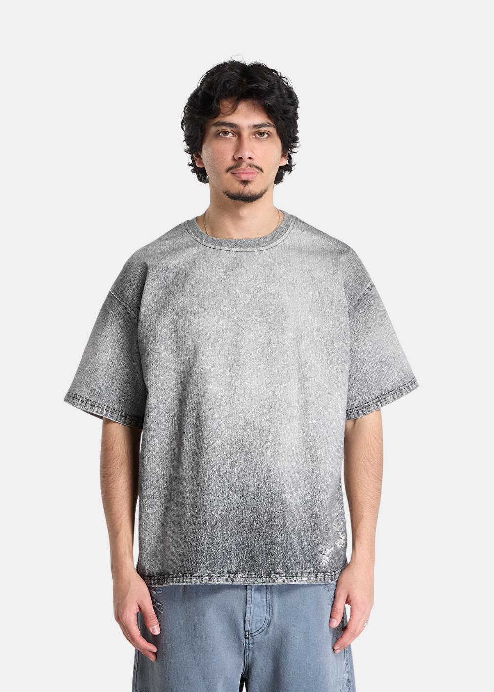 T-shirt homme Diesel gris coupe loose fit en matière effet denim délavé porté de face.