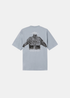 T-shirt gris à manches courtes posé à plat, vue de dos (4.jpg), avec une grande illustration imprimée en noir et blanc de la veste Raso Gommato et son texte descriptif.