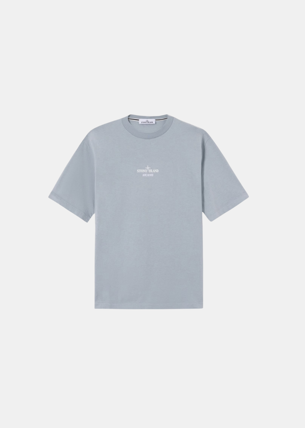 T-shirt gris à manches courtes posé à plat, vue de face (3_5.png), affichant un petit logo brodé blanc Stone Island ARCHIVIO centré sur la poitrine.