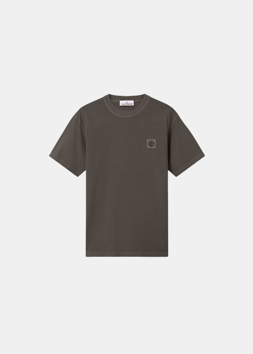 Packshot de face d'un t-shirt à manches courtes Stone Island FISSATO gris avec petit patch logo sur la poitrine.