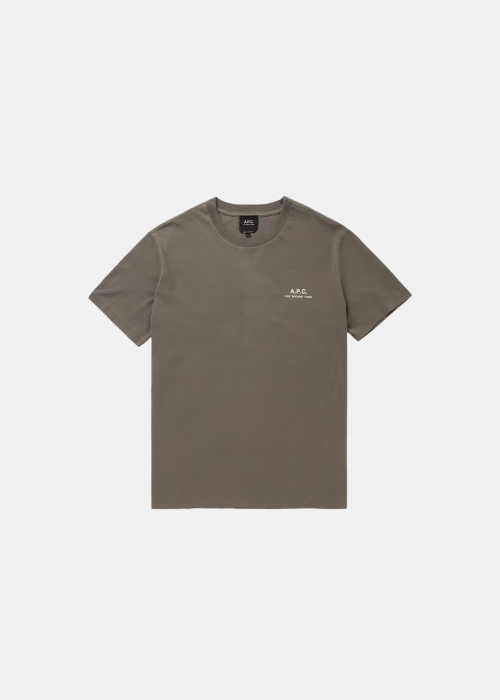 Packshot du t-shirt gris taupe à manches courtes A.P.C. col rond en coton avec petit logo blanc « A.P.C. RUE MADAME PARIS » imprimé sur la poitrine