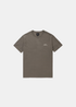 Packshot du t-shirt gris taupe à manches courtes A.P.C. col rond en coton avec petit logo blanc « A.P.C. RUE MADAME PARIS » imprimé sur la poitrine