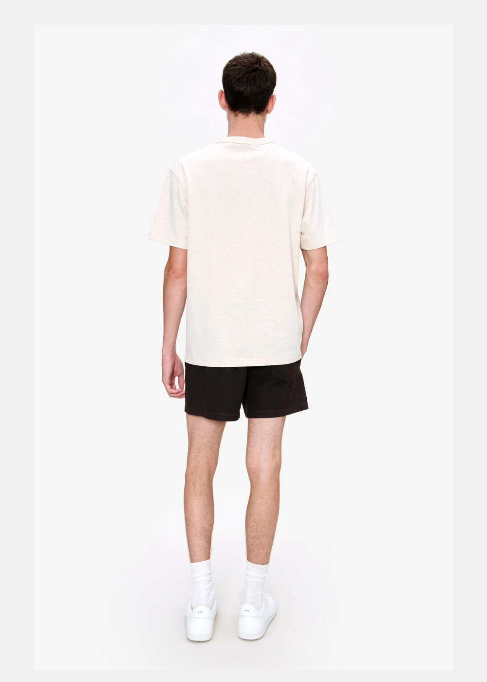 Vue arrière du t-shirt Homme A.P.C. beige porté, montrant la coupe ample et les manches courtes.