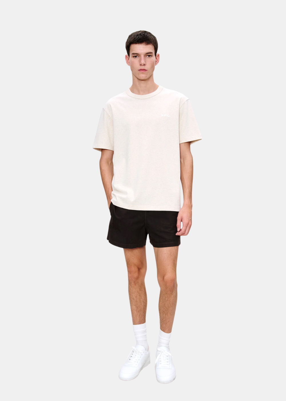 Porté du t-shirt Homme A.P.C. beige coupe boxy sur un mannequin, vue de face.