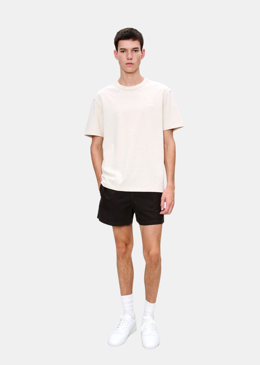 Porté du t-shirt Homme A.P.C. beige coupe boxy sur un mannequin, vue de face.