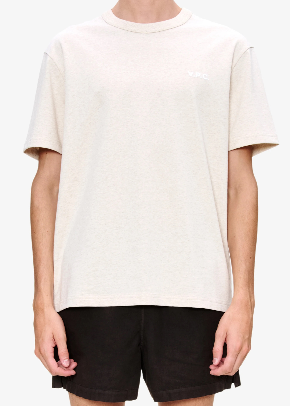 Gros plan sur le logo noir Petit V.P.C. imprimé sur la poitrine du t-shirt Homme beige.