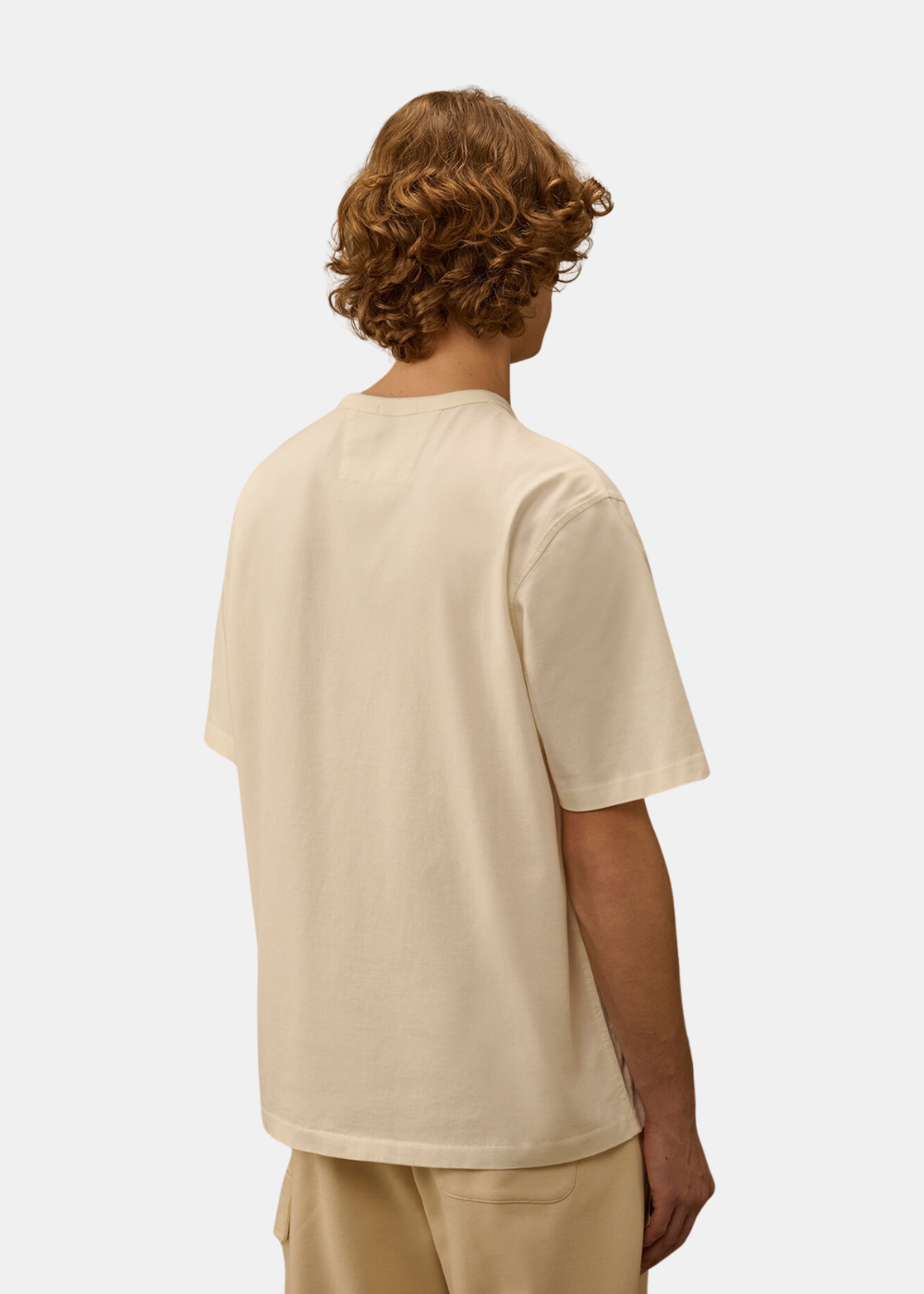 Vue de dos du t-shirt blanc C.P. Company porté montrant la coupe droite et le col rond côtelé