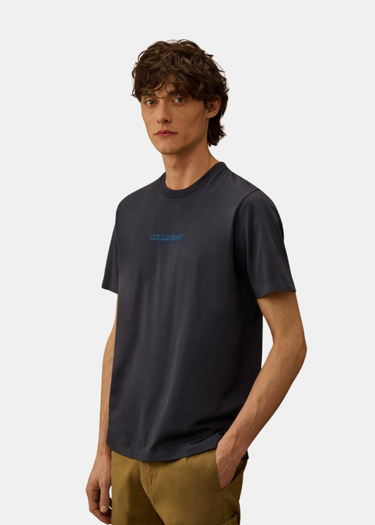 Plan moyen de face d'un mannequin portant le t-shirt bleu foncé C.P. Company avec logo brodé sur la poitrine